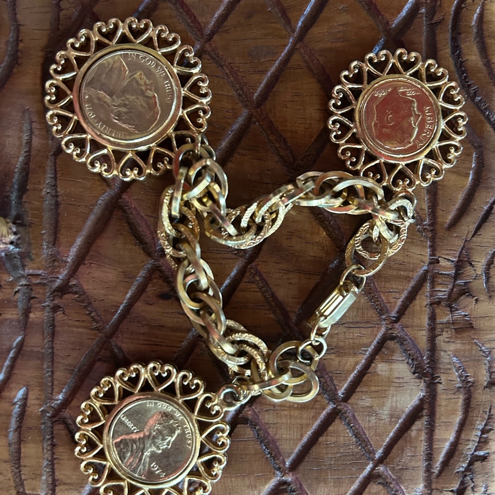 Vintage Coin chain link Bracelet 24kt HGF Mark..BEAUTIFUL 😻 Sz. Sm.